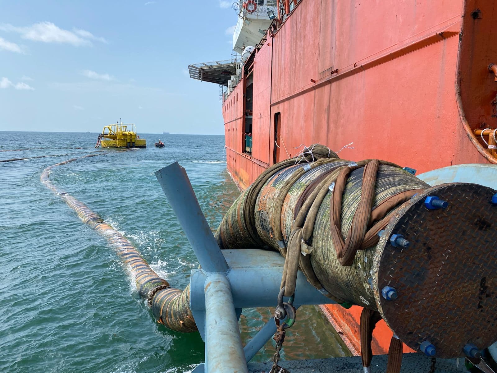 Floating hose string running from a vessel to an SPM buoy